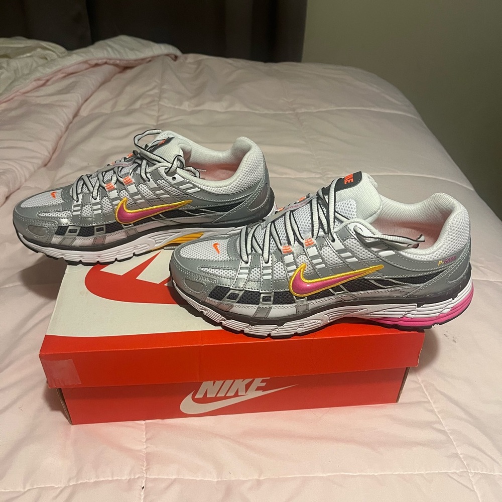 Nike Women's Gray and Pink Athletic Shoes